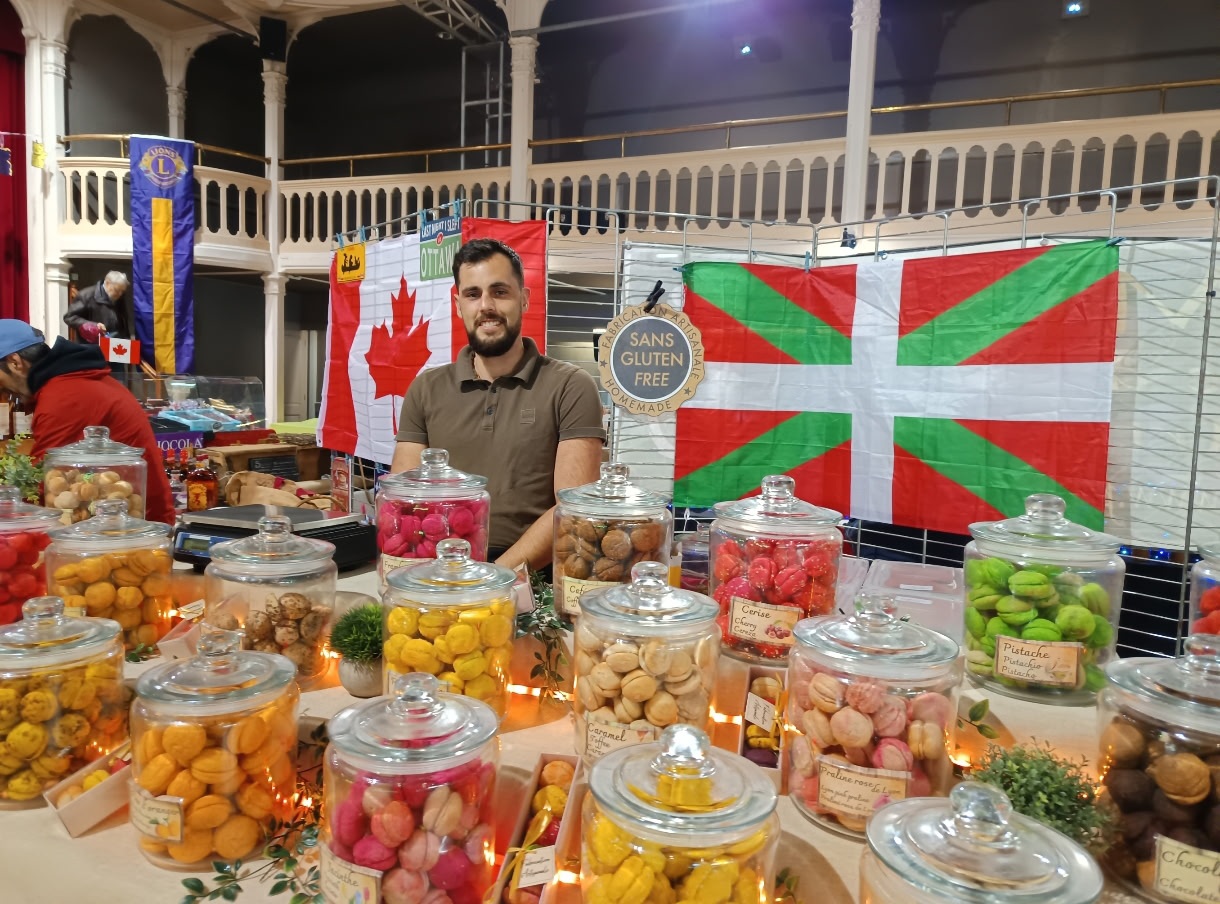 Hugo sur le stand Maison Nathan